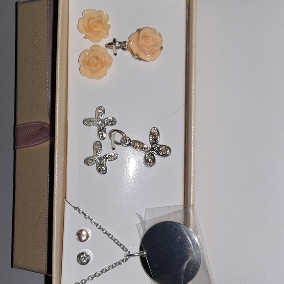 Avon Vintage Necklace & Earrings Silvertone Charms Butterflies, Round, Roses - Picture 2 of 5